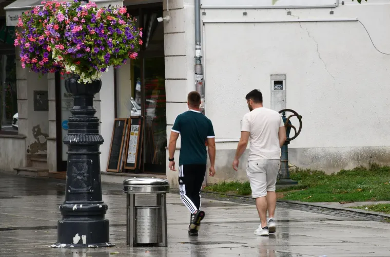 Mlada i top odjevena, ovako je glavnim gradom šetala djevojka pod kišobranom