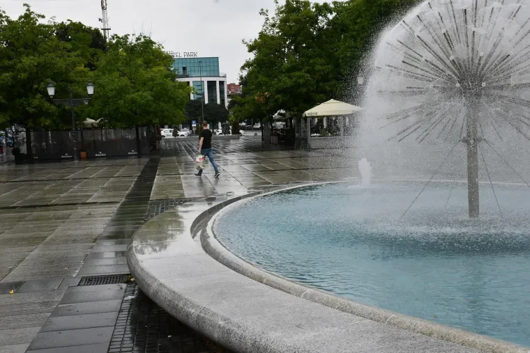 Mlada i top odjevena, ovako je glavnim gradom šetala djevojka pod kišobranom