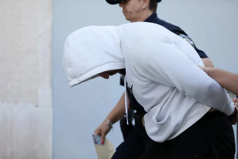 Pogledajte privođenje redara osumnjičenih za premlaćivanje Slovenca: 'Bili su ljuti kao risovi'