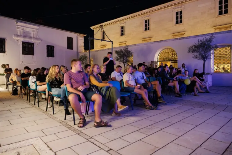 Nitko ih nije mogao ignorirati: Zaljubljeni golupčići u Zadru rastopili srca svih prolaznika