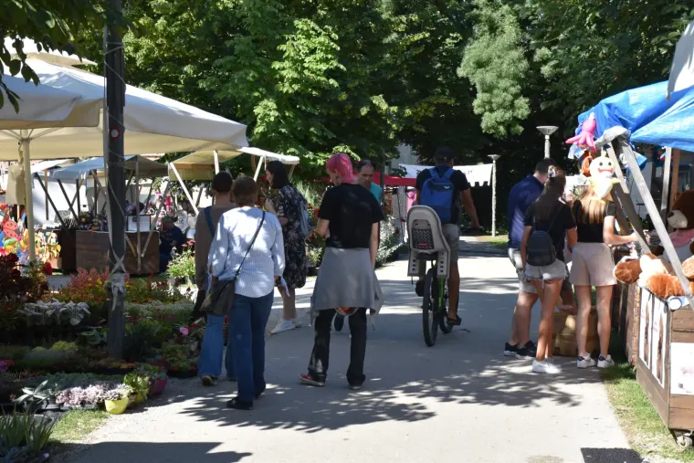 Tandem iz snova: Dvije plavu&scaron;e privukle pažnju u Čakovcu, izgledale kao sestre