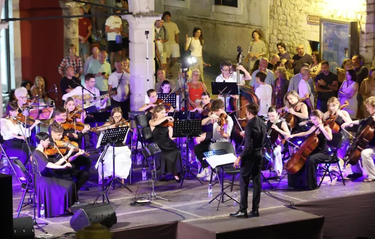 Pogledajte predivne dame orkestra koje su odu&scaron;evile &Scaron;ibenik