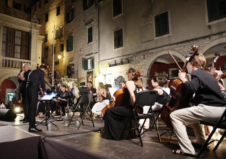 Pogledajte predivne dame orkestra koje su odu&scaron;evile &Scaron;ibenik
