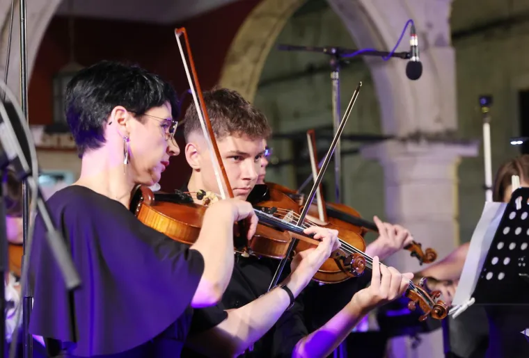 Pogledajte predivne dame orkestra koje su odu&scaron;evile &Scaron;ibenik