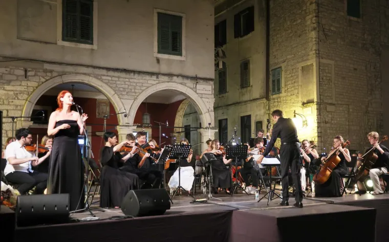 Pogledajte predivne dame orkestra koje su odu&scaron;evile &Scaron;ibenik