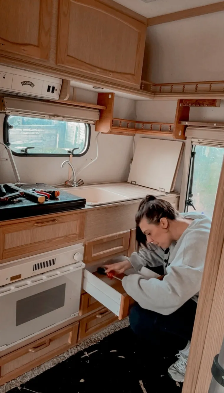 Od zapu&scaron;tene kamp kućice stvorila je dom iz snova: Nećete vjerovati koliko je potro&scaron;ila na uređenje