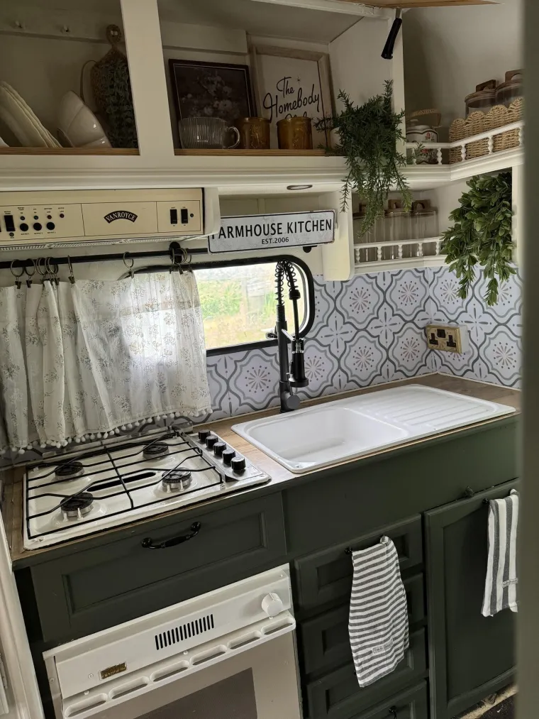 Od zapu&scaron;tene kamp kućice stvorila je dom iz snova: Nećete vjerovati koliko je potro&scaron;ila na uređenje