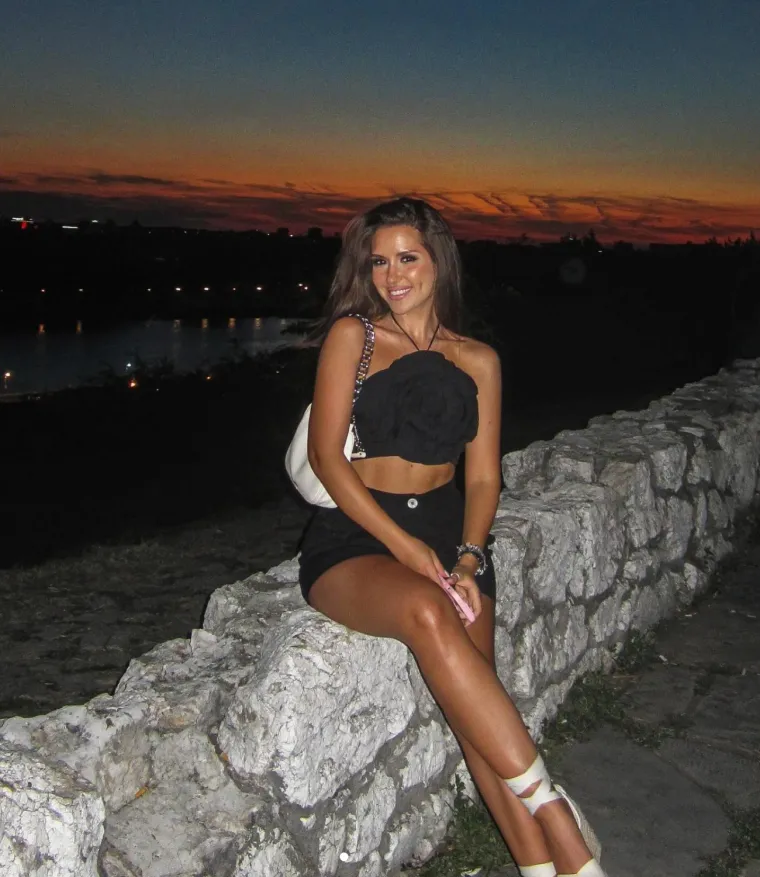 Nećete vjerovati tko je djevojka Adija Šoše: Lijepa Beograđanka zaludjela je društvene mreže