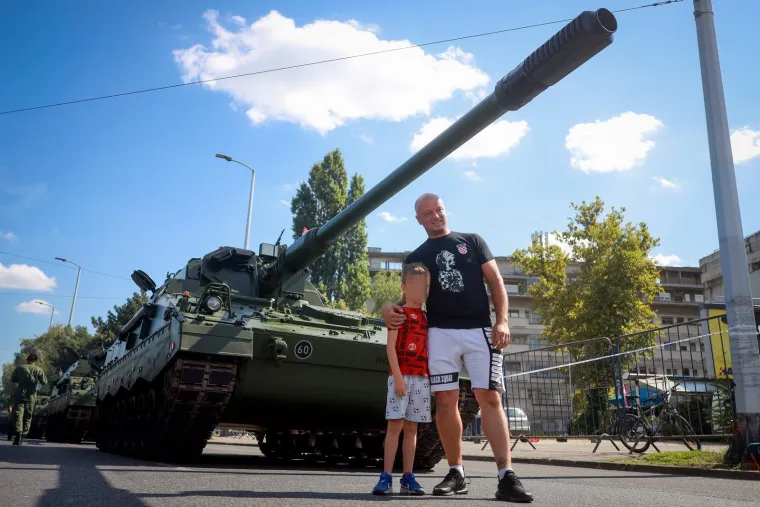 Pogledajte ove prizore! Građani se okupljaju povodom svečanog vojnog mimohoda