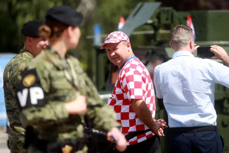 Pogledajte ove prizore! Građani se okupljaju povodom svečanog vojnog mimohoda