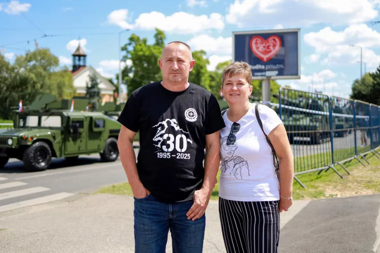 Pogledajte ove prizore! Građani se okupljaju povodom svečanog vojnog mimohoda