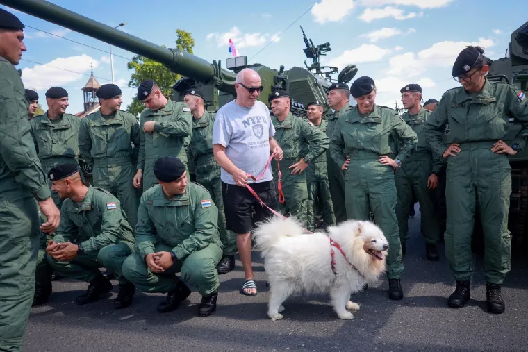Pogledajte ove prizore! Građani se okupljaju povodom svečanog vojnog mimohoda