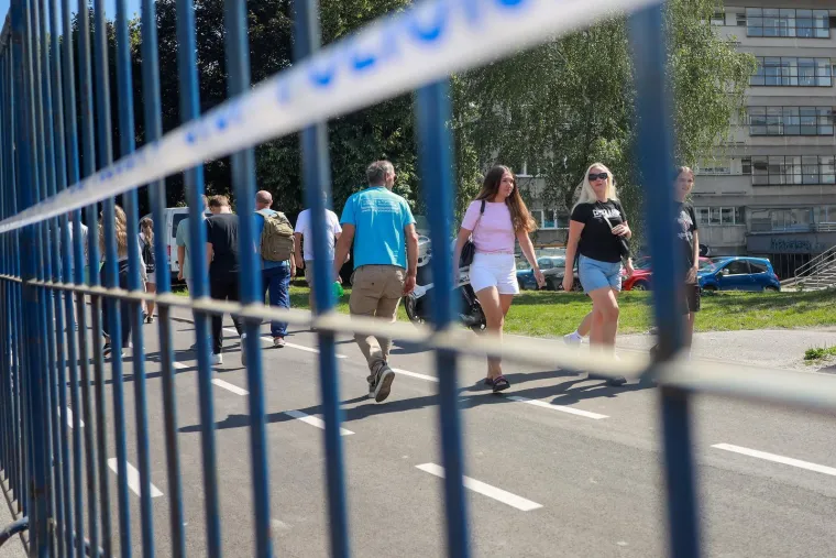 Pogledajte ove prizore! Građani se okupljaju povodom svečanog vojnog mimohoda