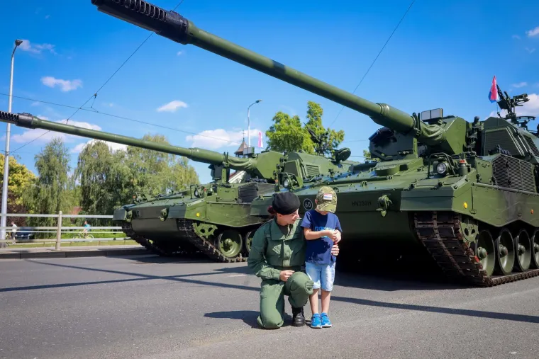 Pogledajte ove prizore! Građani se okupljaju povodom svečanog vojnog mimohoda