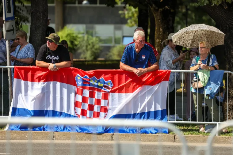 Pogledajte ove prizore! Građani se okupljaju povodom svečanog vojnog mimohoda