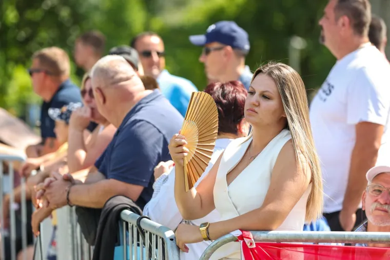 Pogledajte ove prizore! Građani se okupljaju povodom svečanog vojnog mimohoda