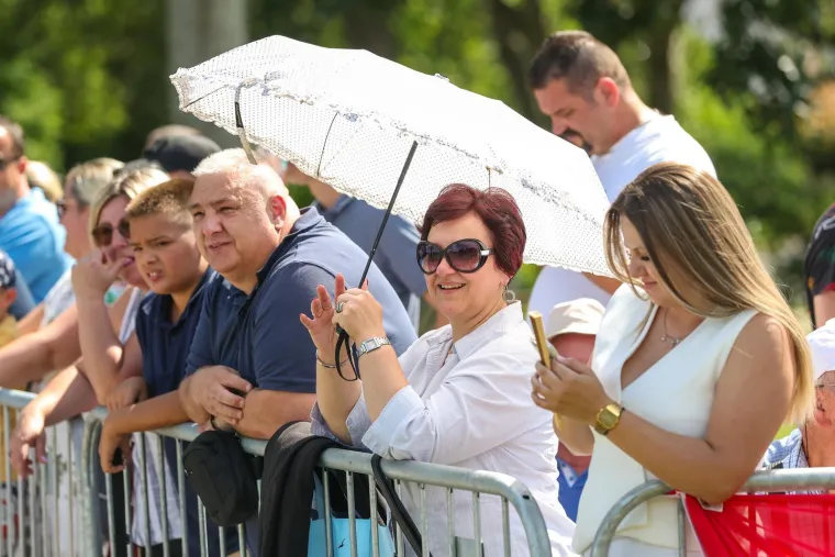 Pogledajte ove prizore! Građani se okupljaju povodom svečanog vojnog mimohoda