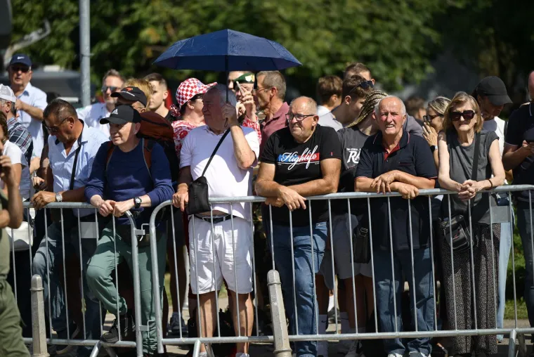 Pogledajte ove prizore! Građani se okupljaju povodom svečanog vojnog mimohoda