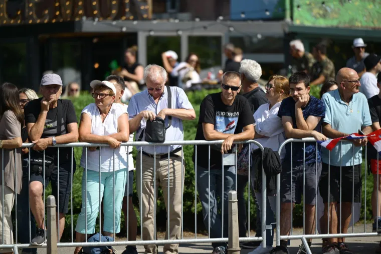 Pogledajte ove prizore! Građani se okupljaju povodom svečanog vojnog mimohoda