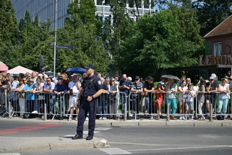 Pogledajte ove prizore! Građani se okupljaju povodom svečanog vojnog mimohoda