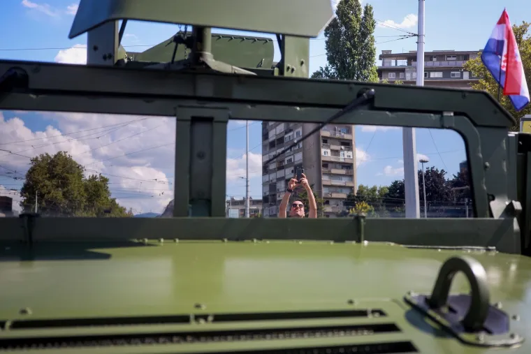 Pogledajte ove prizore! Građani se okupljaju povodom svečanog vojnog mimohoda