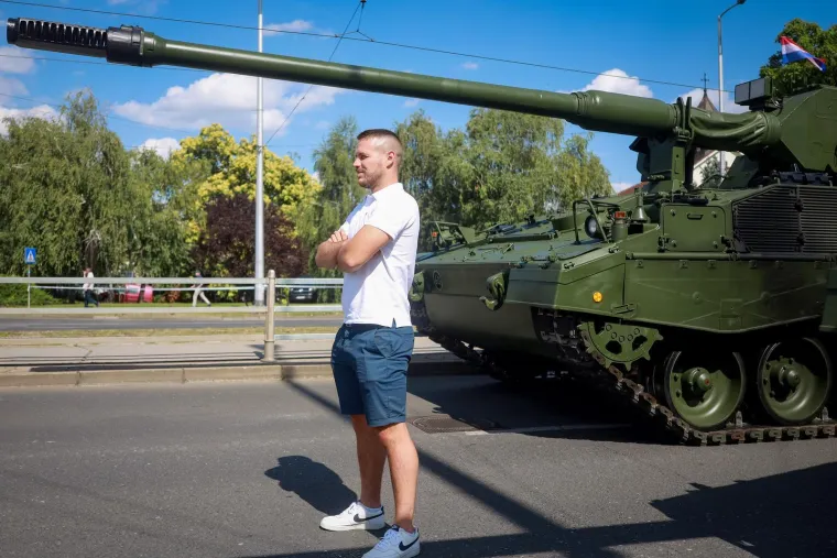 Pogledajte ove prizore! Građani se okupljaju povodom svečanog vojnog mimohoda