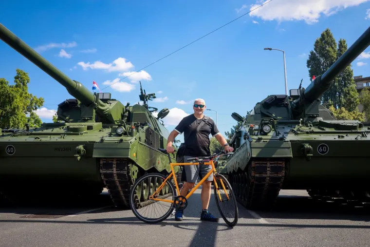 Pogledajte ove prizore! Građani se okupljaju povodom svečanog vojnog mimohoda