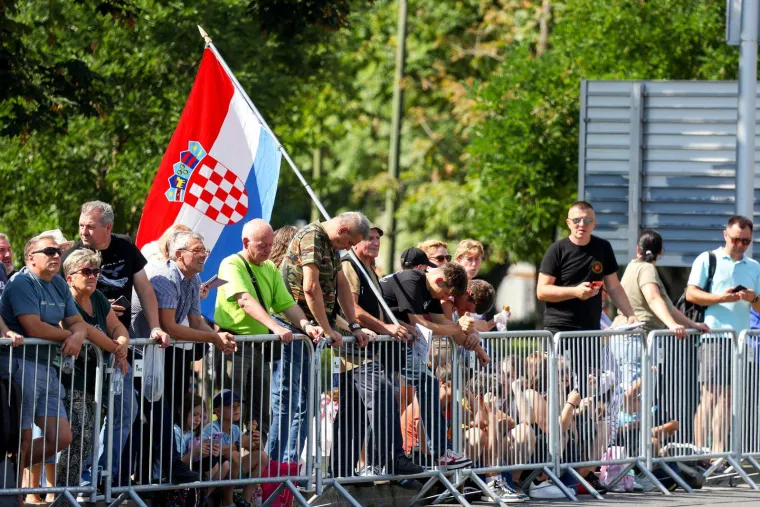 Pogledajte ove prizore! Građani se okupljaju povodom svečanog vojnog mimohoda