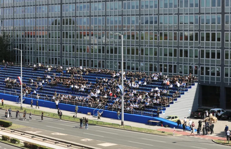 Pogledajte ove prizore! Građani se okupljaju povodom svečanog vojnog mimohoda