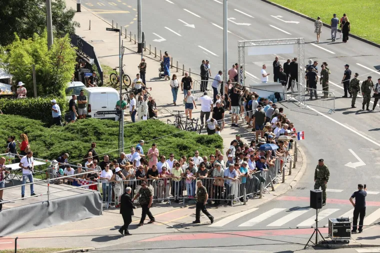 Pogledajte ove prizore! Građani se okupljaju povodom svečanog vojnog mimohoda