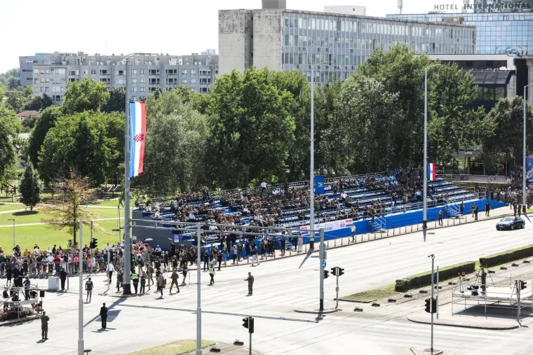 Pogledajte ove prizore! Građani se okupljaju povodom svečanog vojnog mimohoda