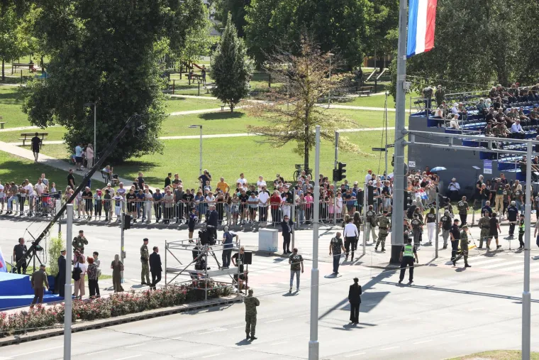 Pogledajte ove prizore! Građani se okupljaju povodom svečanog vojnog mimohoda