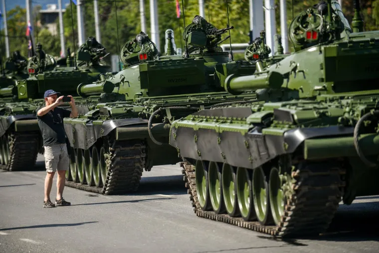 Pogledajte ove prizore! Građani se okupljaju povodom svečanog vojnog mimohoda