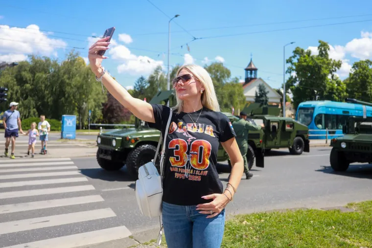 Te&scaron;ka ma&scaron;inerija Hrvatske vojske na ulicama Zagreba: Pogledajte tko se pojavio od faca