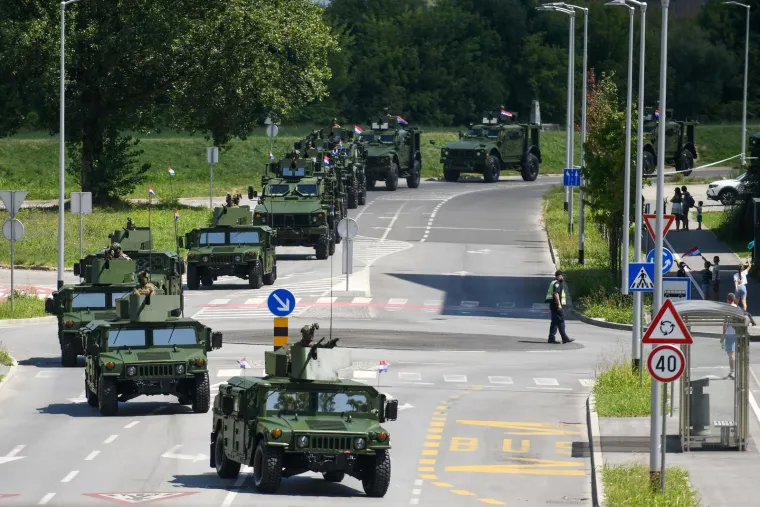 Te&scaron;ka ma&scaron;inerija Hrvatske vojske na ulicama Zagreba: Pogledajte tko se pojavio od faca