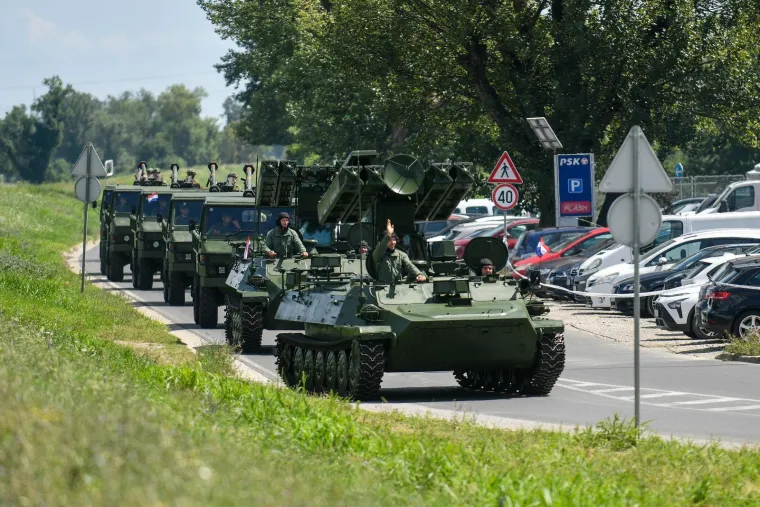 Te&scaron;ka ma&scaron;inerija Hrvatske vojske na ulicama Zagreba: Pogledajte tko se pojavio od faca