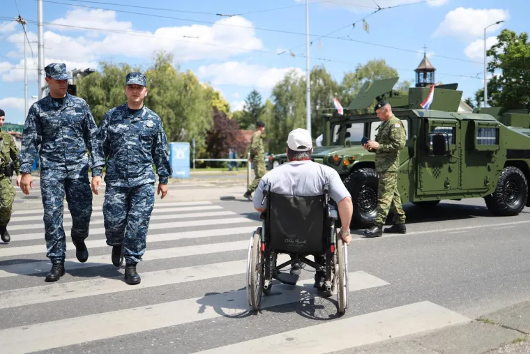 Te&scaron;ka ma&scaron;inerija Hrvatske vojske na ulicama Zagreba: Pogledajte tko se pojavio od faca