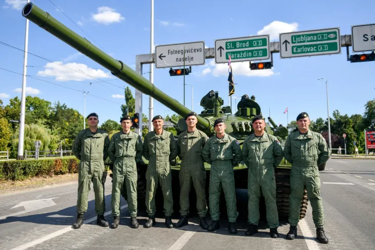Te&scaron;ka ma&scaron;inerija Hrvatske vojske na ulicama Zagreba: Pogledajte tko se pojavio od faca