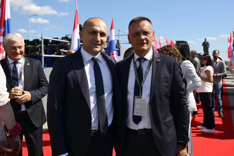 Te&scaron;ka ma&scaron;inerija Hrvatske vojske na ulicama Zagreba: Pogledajte tko se pojavio od faca