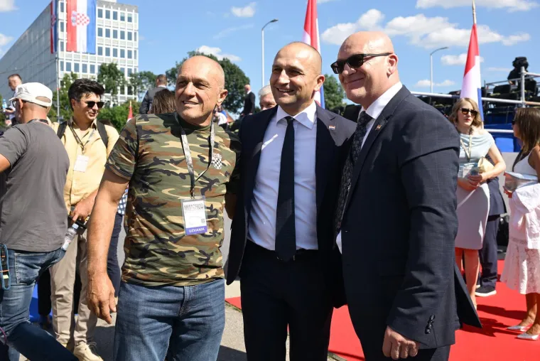 Te&scaron;ka ma&scaron;inerija Hrvatske vojske na ulicama Zagreba: Pogledajte tko se pojavio od faca