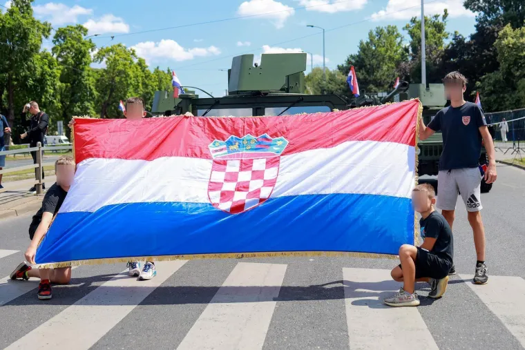Pogledajte ove prizore! Građani se okupljaju povodom svečanog vojnog mimohoda