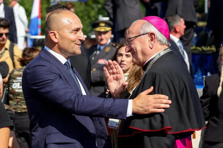 Te&scaron;ka ma&scaron;inerija Hrvatske vojske na ulicama Zagreba: Pogledajte tko se pojavio od faca