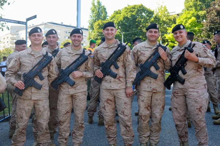 Te&scaron;ka ma&scaron;inerija Hrvatske vojske na ulicama Zagreba: Pogledajte tko se pojavio od faca