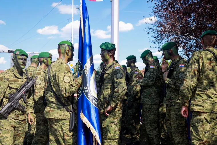 Te&scaron;ka ma&scaron;inerija Hrvatske vojske na ulicama Zagreba: Pogledajte tko se pojavio od faca