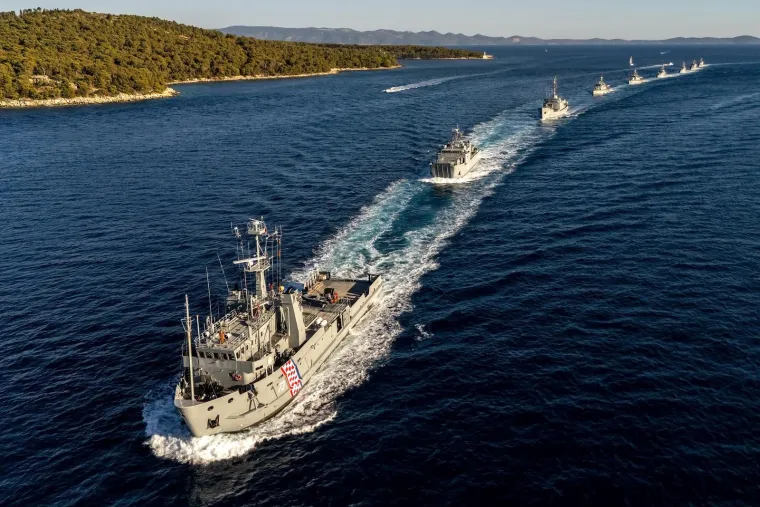 I mimoplov je odradio svoje! Moćni brodovi hrvatske ratne mornarice ostavili sve bez daha: Pogledajte 'ples' na moru