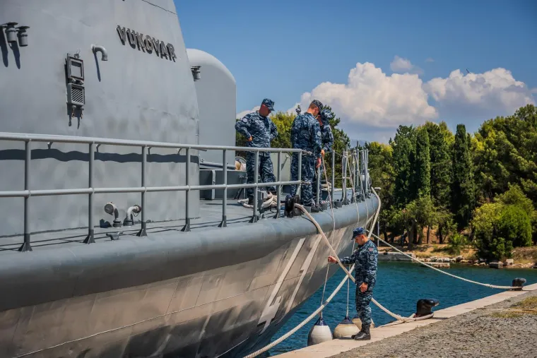 I mimoplov je odradio svoje! Moćni brodovi hrvatske ratne mornarice ostavili sve bez daha: Pogledajte 'ples' na moru