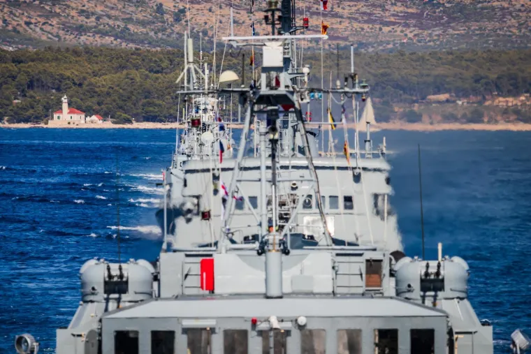 I mimoplov je odradio svoje! Moćni brodovi hrvatske ratne mornarice ostavili sve bez daha: Pogledajte 'ples' na moru