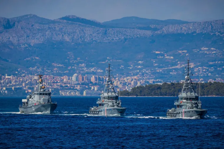 I mimoplov je odradio svoje! Moćni brodovi hrvatske ratne mornarice ostavili sve bez daha: Pogledajte 'ples' na moru