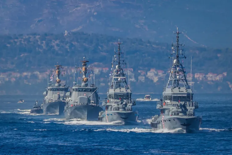 I mimoplov je odradio svoje! Moćni brodovi hrvatske ratne mornarice ostavili sve bez daha: Pogledajte 'ples' na moru