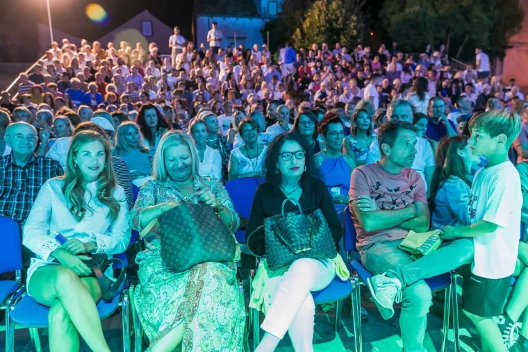 Kakvi zaljubljeni pogledi: Ante Gelo i Jelena Perčin nikad prisniji na koncertu u čast Oliveru